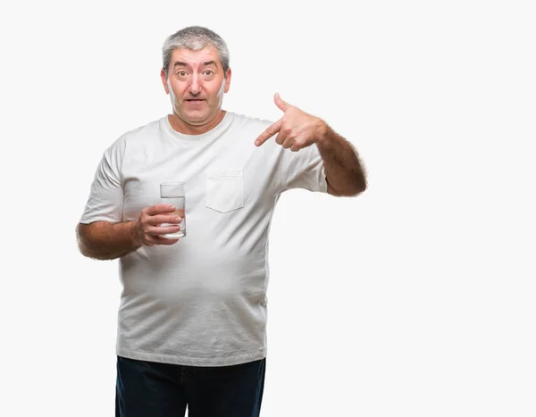 Przystojny Mężczyzna Senior Picia Szklankę Wody Białym Tle Niespodzianka Twarzy — Zdjęcie stockowe