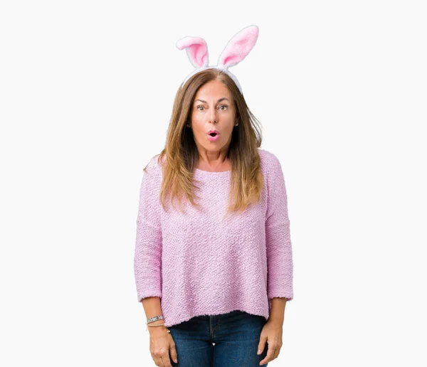 Mujer Morena Mediana Edad Vistiendo Orejas Conejo Pascua Sobre Fondo — Foto de Stock