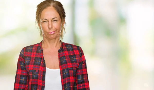 Medelåldern Vuxen Kvinna Bär Casual Jacka Över Isolerade Bakgrund Skeptiker — Stockfoto