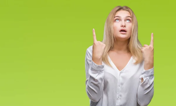 Young Caucasian Woman Isolated Background Amazed Surprised Looking Pointing Fingers — Stock Photo, Image