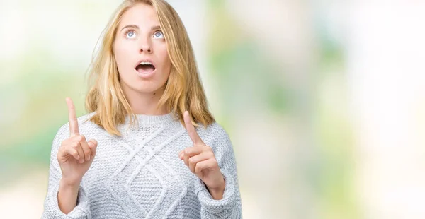 Mulher Bonita Usando Camisola Inverno Sobre Fundo Isolado Espantado Surpreso — Fotografia de Stock