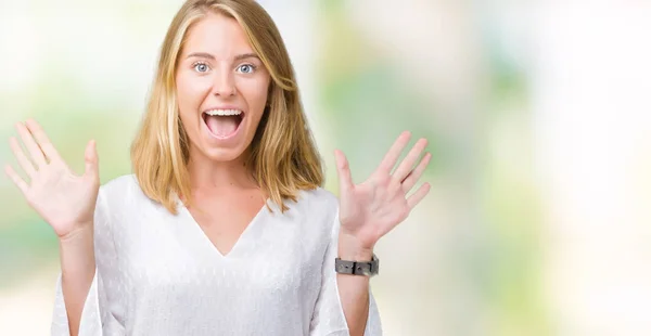 Hermosa Joven Mujer Elegante Sobre Fondo Aislado Celebrando Loco Sorprendido —  Fotos de Stock