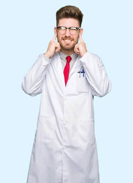 Junger Gut Aussehender Wissenschaftler Mit Brille Der Die Ohren Mit — Stockfoto