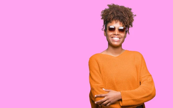 Vackra Unga Afroamerikanska Kvinnan Bär Solglasögon Över Isolerade Bakgrund Glada — Stockfoto