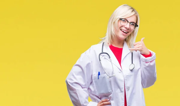 Jonge Mooie Blonde Dokter Vrouw Medische Uniform Dragen Geïsoleerde Achtergrond — Stockfoto