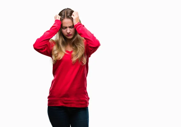 年轻美丽的金发女子穿红毛衣在孤立的背景痛苦绝望和强调 因为疼痛和偏头痛 手在头上 — 图库照片