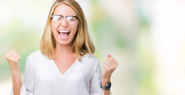 Schöne Junge Frau Mit Brille Vor Isoliertem Hintergrund Sehr Glücklich — Stockfoto