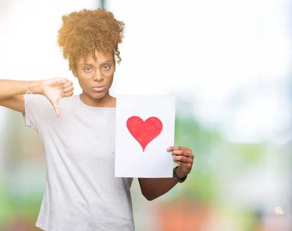 Jovem Afro Americana Segurando Papel Com Coração Vermelho Sobre Fundo — Fotografia de Stock