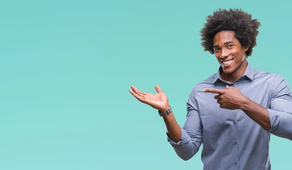 Afro Amerikansk Man Över Isolerad Bakgrund Förvånad Och Ler Mot — Stockfoto