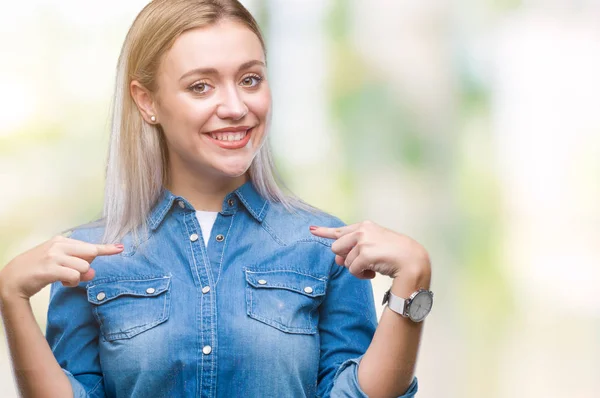 Mladá Blond Žena Izolované Pozadí Sebevědomým Úsměvem Tváři Polohovací Sebe — Stock fotografie