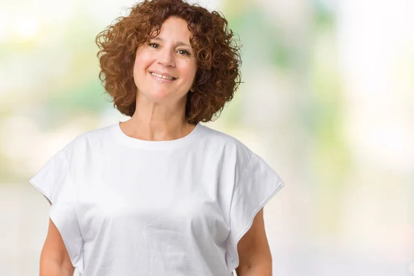 Wanita Tua Paruh Baya Yang Cantik Mengenakan Kaos Putih Atas — Stok Foto