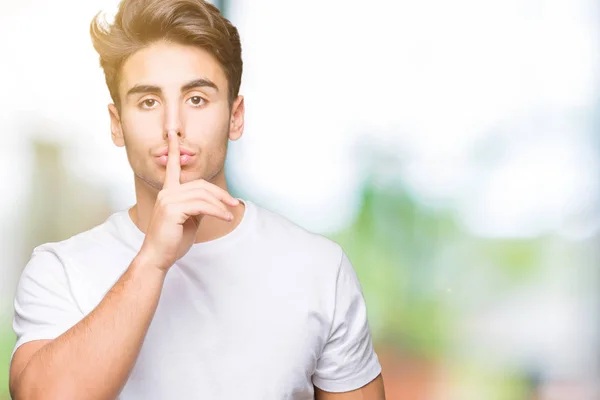 Joven Hombre Guapo Con Camiseta Blanca Sobre Fondo Aislado Pidiendo —  Fotos de Stock