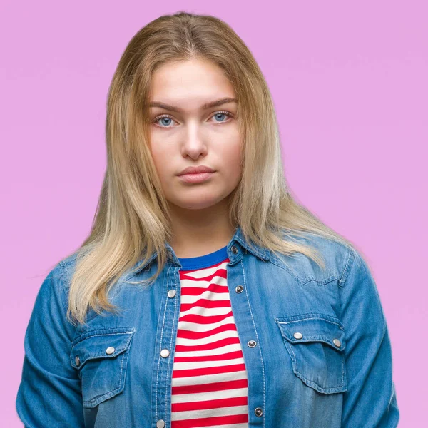 Junge Kaukasische Frau Mit Isoliertem Hintergrund Und Ernstem Gesichtsausdruck Einfacher — Stockfoto