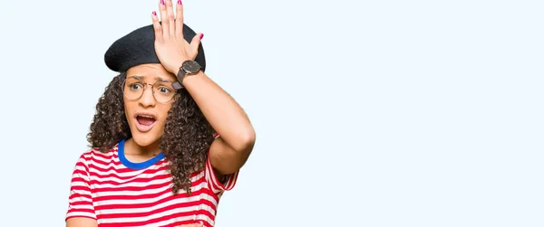 Joven Hermosa Mujer Con Pelo Rizado Con Gafas Boina Moda —  Fotos de Stock