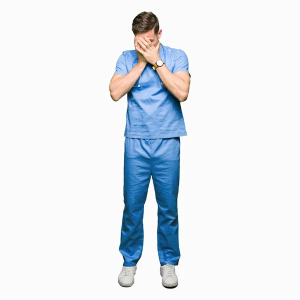 英俊的医生在孤立的背景上穿着医疗制服 哭的时候用手捂住脸 抑郁症的概念 — 图库照片