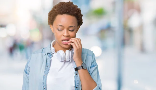 Jeune Femme Afro Américaine Portant Des Écouteurs Sur Fond Isolé — Photo