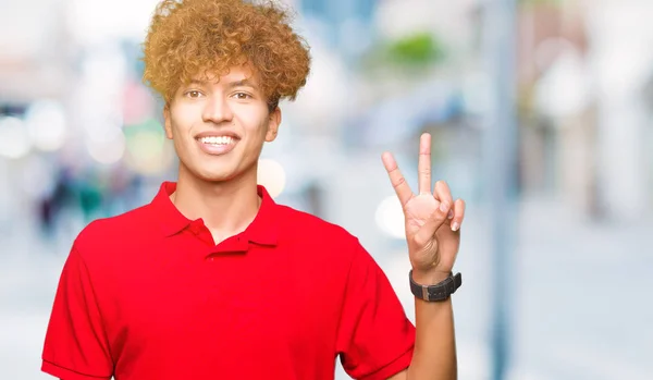 Joven Hombre Guapo Con Pelo Afro Usando Camiseta Roja Mostrando —  Fotos de Stock