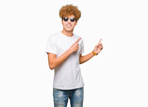 Ung Vacker Man Med Afro Hår Bär Solglasögon Leende Och — Stockfoto