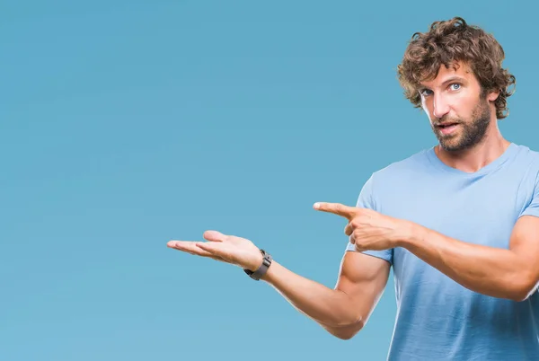 Hombre Modelo Hispano Guapo Sobre Fondo Aislado Asombrado Sonriendo Cámara — Foto de Stock