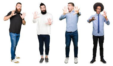 Grup Genç adam şokta bağırarak üzerinde beyaz izole arka plan korkuyor ve dehşet korku ifade dur hareketi el ile ile kolaj. Panik kavramı.