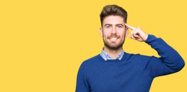 Genç yakışıklı bussines bir parmak, harika bir fikir ya da düşünce, iyi bellek ile baş gösteren gülen adam