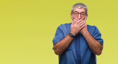 Yakışıklı üst düzey iş adamı izole arka plan ağız hata için elleriyle kapsayan şok içinde. Gizli kavramı.