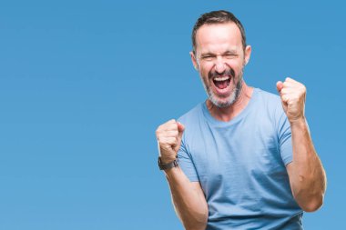 Gülümseyen ve başarı için çığlık orta yaş ağarmış üst düzey adam izole arka plan çok mutlu ve heyecanlı kaldırdı, silah ile kazanan jest yapıyor. Kutlama kavramı.