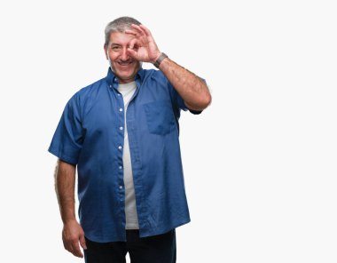 Gülümseyen, parmakları ile mutlu yüz üzerinden seyir göz el ile ok jest yapıyor izole arka plan üzerinde üst düzey yakışıklı.