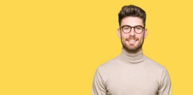 Yüzünde mutlu ve güzel bir gülümseme ile gözlük takan genç yakışıklı iş adamı. Şanslı kişi.