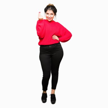 Kırmızı kazak ve kendine güvenen ifade el ve parmak ile İtalyan jest yapıyor topuz giyen genç güzel kadın