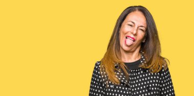 Dilini moda ceket giyen güzel orta yaş kadın out komik ifade ile mutlu. Duygu kavramı.