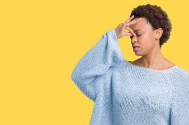 İzole arka plan yorgun sürtünme burun ve göz yorgunluğu ve baş ağrısı duygu üzerinde bir kazak giyen genç güzel Afrikalı-Amerikalı kadın. Stres ve hayal kırıklığı kavramı.