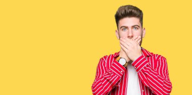 Kırmızı gömlek ağız hata için elleriyle kapsayan şok yakışıklı delikanlı. Gizli kavramı.