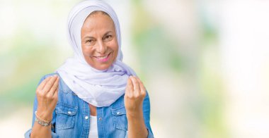Maaş ödeme için milyoner iş soran arka plan yapıyor para hareketi el ile üzerinden Arap hijab giyen orta yaş Doğu Arap kadın izole