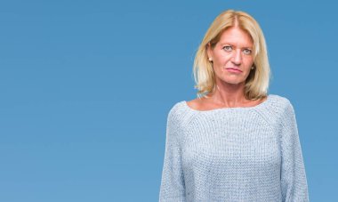 Kızgın ve korkmuş ağlıyor depresif izole arka plan üzerinde kış kazak ve sıkıntı, endişe giyen orta yaş sarışın kadın. Üzgün ifade.