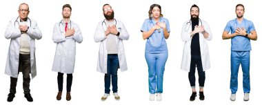 Kolaj bir gruba doktorlar ve cerrahlar göğüs kapalı gözlerle ellerinde ve yüzünde minnettar jest ile gülümseyen beyaz izole arka plan üzerinde. Sağlık kavramı.