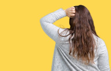 Artı boyutu genç kadın güzel kış ceket üzerinde arka plan geriye düşünme hakkında şüphe kafasına el ile izole