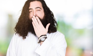 İsa Mesih giyen adam sıkılmış el ağzıyla kapsayan yorgun esneme kostüm. Restless ve uyku hali.