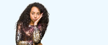 Kıvırcık saçlı giyen gece parti ile genç güzel kız elbise seyir yorgun ve bıkkın ile depresyon sorunları karşılıklı silah olan düşünme.