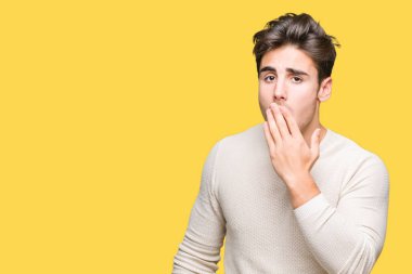 Yakışıklı delikanlı izole arka plan üzerinde el ile ağız kapsayan yorgun esneme sıkılmış. Restless ve uyku hali.