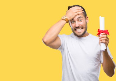 Derecesi kafasına, el ile vurguladı izole arka plan üzerinde tutan genç yakışıklı adam şok utanç ve sürpriz suratla, öfkeli ve sinirli. Korku ve hata için üzgün.