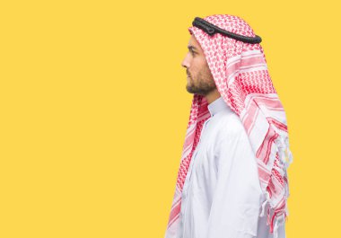 Genç yakışıklı adam giyen keffiyeh izole arka tarafına, seyir üzerinde dinlenmek doğal yüz emin gülümseme ile pozuyla profili.