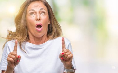 İspanyol kadın kıdemli orta yaş izole arka plan üzerinden hayran ve yukarıya bakıp parmakları ile işaret şaşırttı ve silah kaldırdı.