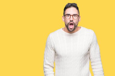 Şüpheci ve alaycı, şok karşısında izole arka plan üzerinde gözlük takan yakışıklı delikanlı ile açık ağız şaşırttı