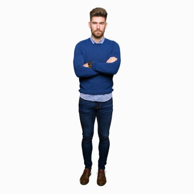 Genç yakışıklı bussines şüpheci ve sinir, onaylamayan ifade yüz çapraz kolları olan adamım. Negatif kişi.