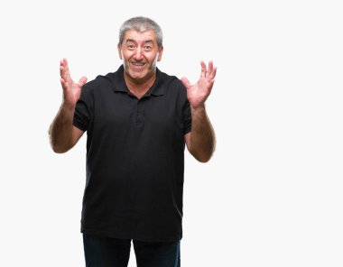 Kızgın ve silah ile başarı için deli kutluyor izole arka plan üzerinde üst düzey yakışıklı kaldırdı ve heyecanlı çığlık gözler kapalı. Kazanan kavramı