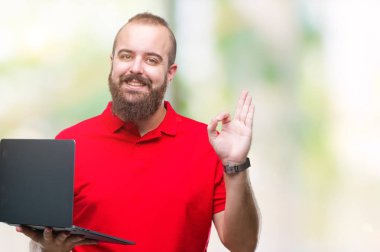 Beyaz delikanlı parmak, mükemmel sembolü ile ok işareti yapıyor izole arka plan üzerinde bilgisayar dizüstü kullanma