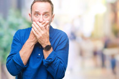 Orta yaş üzerinde izole arka plan ağız hata için elleriyle kapsayan şok ağarmış komuta sizde. Gizli kavramı.