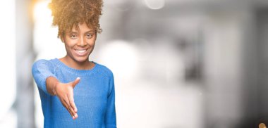 Güzel genç Afro-Amerikan kadın dostu sunan el sıkışma tebrik ve davet edici olarak gülümseyen izole arka plan yüzünden. Başarılı iş.