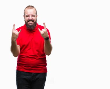 Genç beyaz hipster adam deli ifade rock simge elle yapıyor ile bağırarak izole arka plan üzerinde kırmızı gömlek giymiş. Müzik yıldızı. Ağır kavramı.